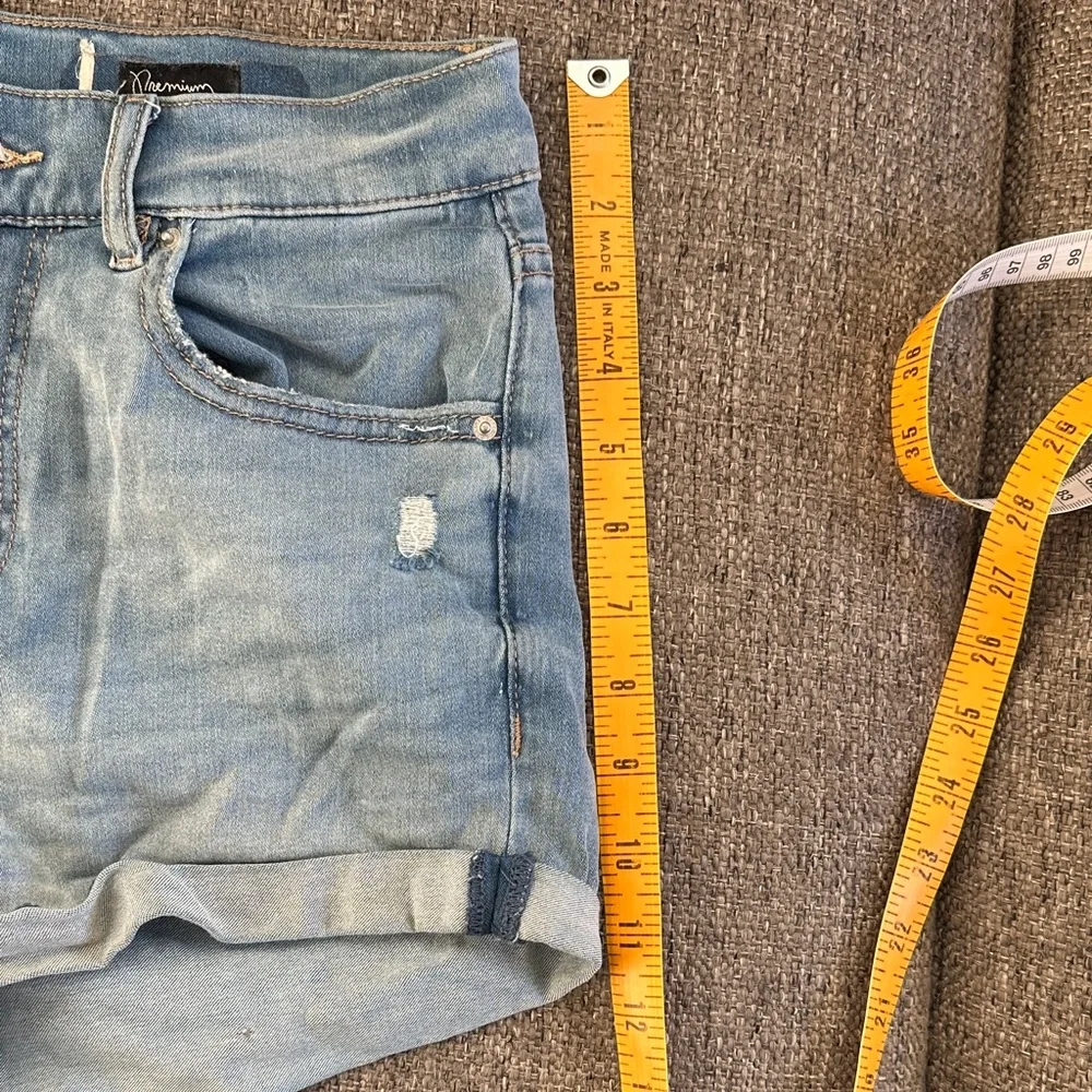 Garage Premium Retro High Waist Cuffed Denim Shorts Light Wash Blue Size 5 / 26
